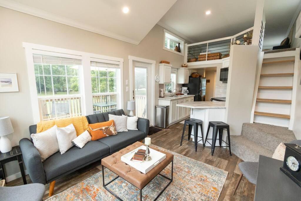 Pet Friendly Tiny House Rental With New Access To Guadalupe River Nbtx Ню Браунфелс Екстериор снимка
