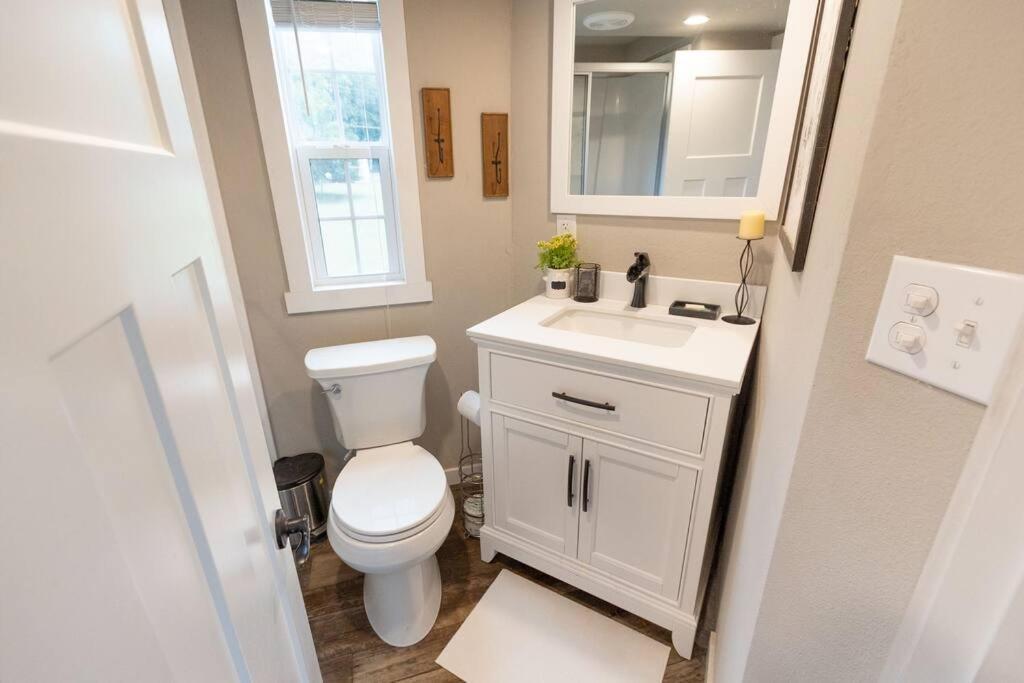 Pet Friendly Tiny House Rental With New Access To Guadalupe River Nbtx Ню Браунфелс Екстериор снимка