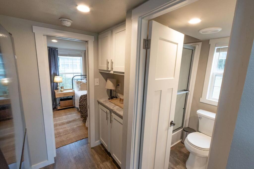 Pet Friendly Tiny House Rental With New Access To Guadalupe River Nbtx Ню Браунфелс Екстериор снимка