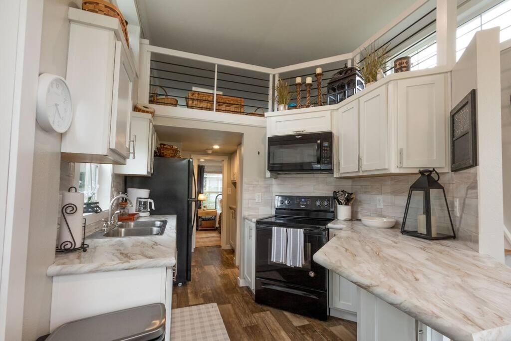 Pet Friendly Tiny House Rental With New Access To Guadalupe River Nbtx Ню Браунфелс Екстериор снимка