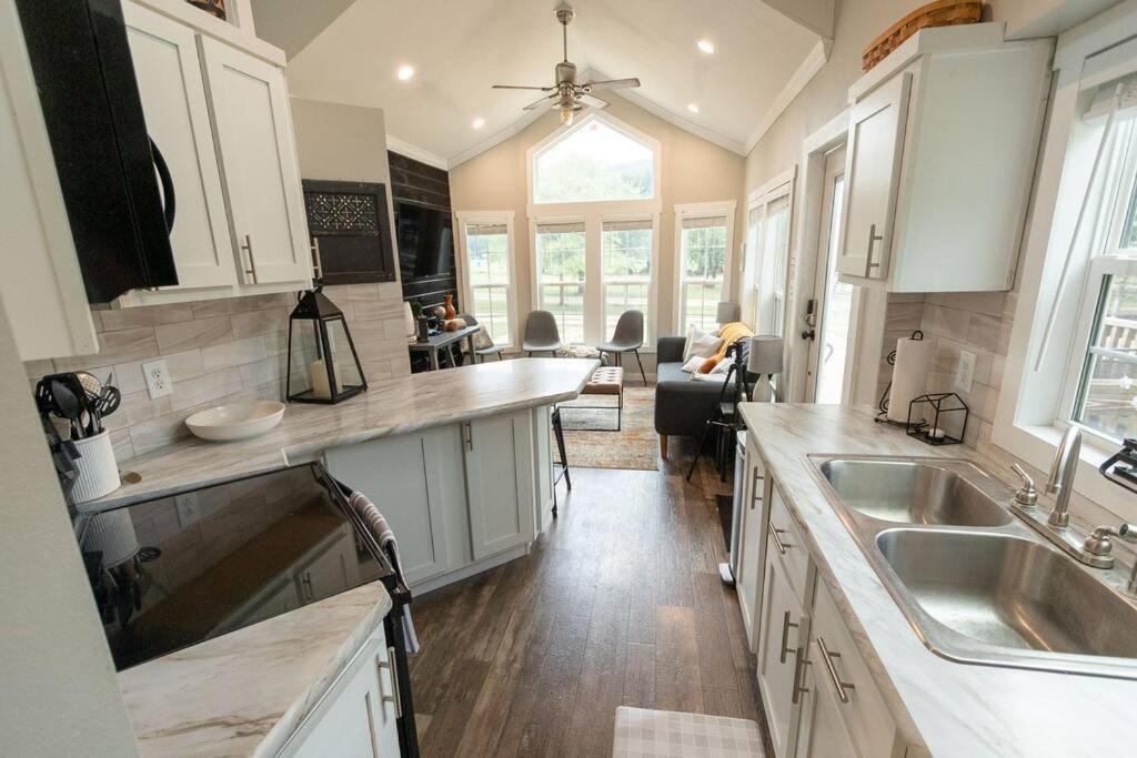 Pet Friendly Tiny House Rental With New Access To Guadalupe River Nbtx Ню Браунфелс Екстериор снимка