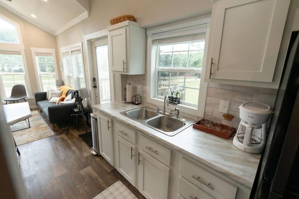 Pet Friendly Tiny House Rental With New Access To Guadalupe River Nbtx Ню Браунфелс Екстериор снимка
