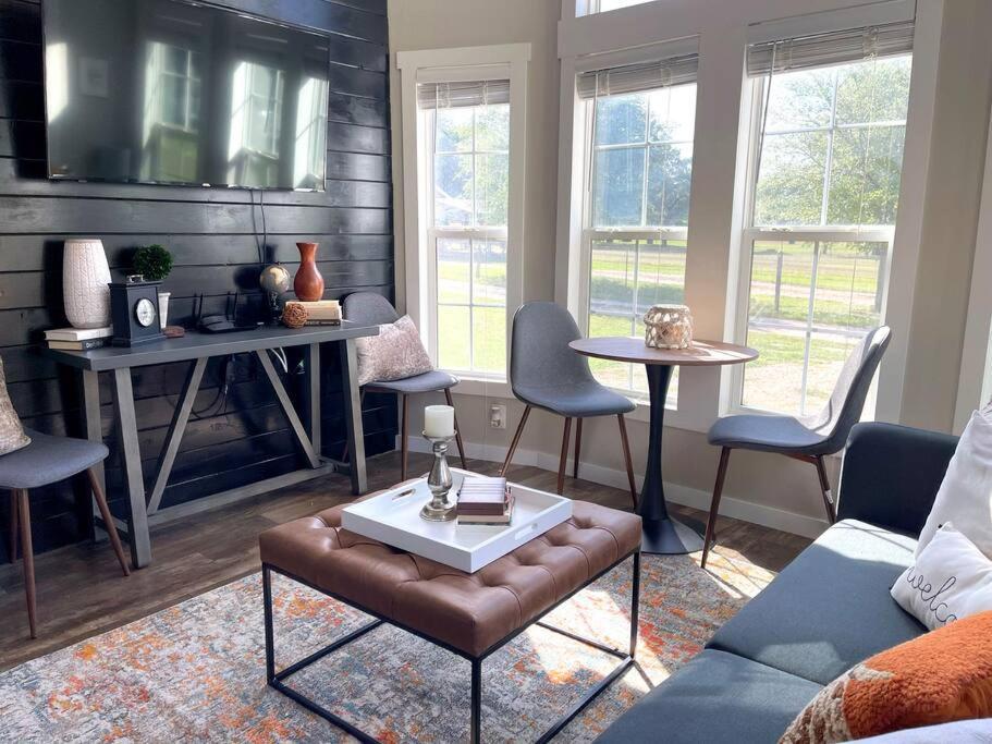 Pet Friendly Tiny House Rental With New Access To Guadalupe River Nbtx Ню Браунфелс Екстериор снимка
