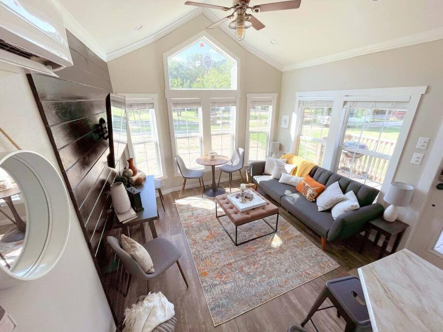 Pet Friendly Tiny House Rental With New Access To Guadalupe River Nbtx Ню Браунфелс Екстериор снимка