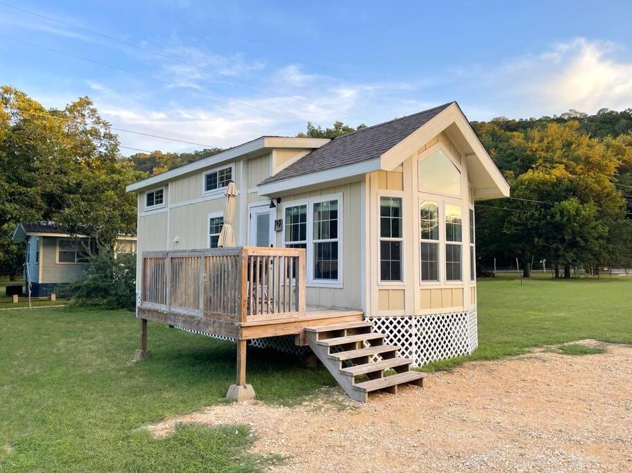 Pet Friendly Tiny House Rental With New Access To Guadalupe River Nbtx Ню Браунфелс Екстериор снимка