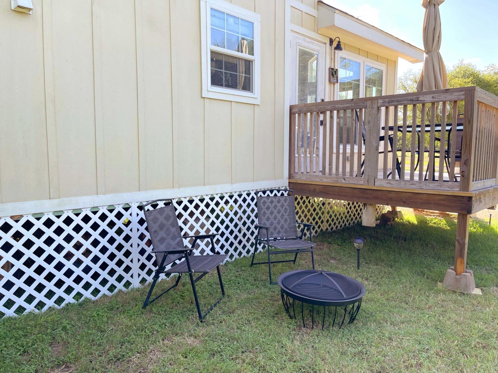 Pet Friendly Tiny House Rental With New Access To Guadalupe River Nbtx Ню Браунфелс Екстериор снимка