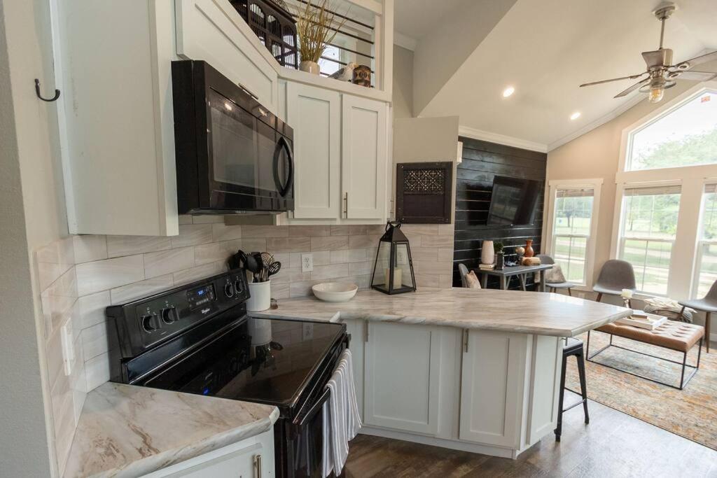 Pet Friendly Tiny House Rental With New Access To Guadalupe River Nbtx Ню Браунфелс Екстериор снимка