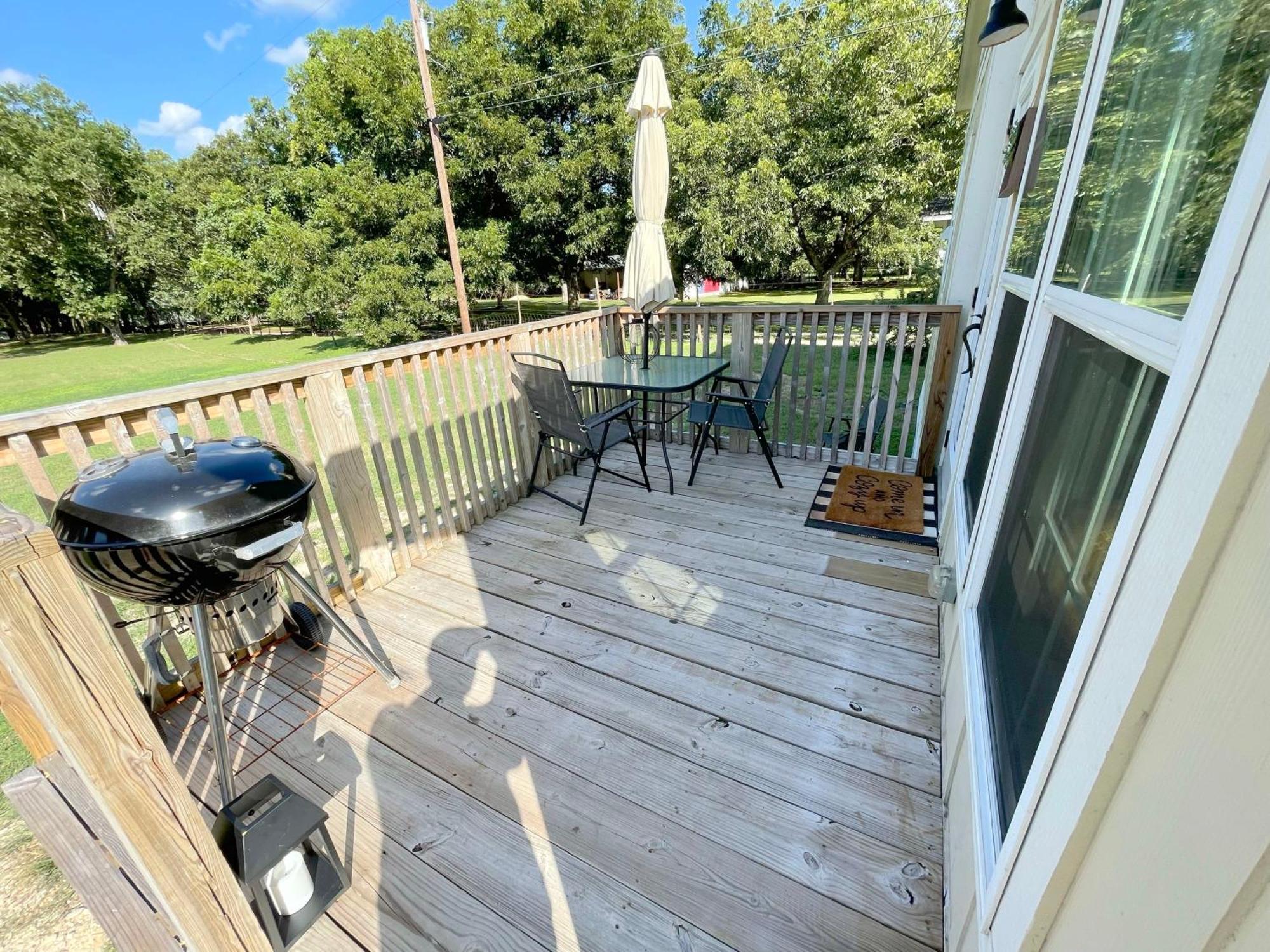 Pet Friendly Tiny House Rental With New Access To Guadalupe River Nbtx Ню Браунфелс Екстериор снимка